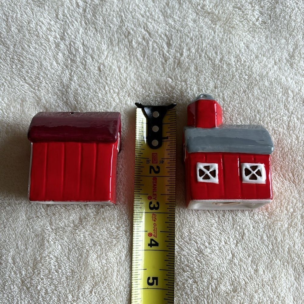 Vintage Red Barn Farm House Salt & Pepper Shakers - Picture 3 of 7